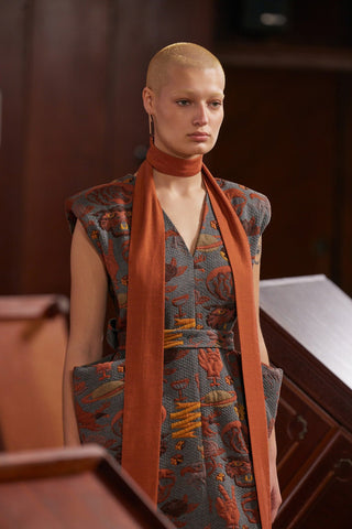 Fashion Midi Dress With Belt And Bold Shoulders Jacquard Grey - Julia Allert