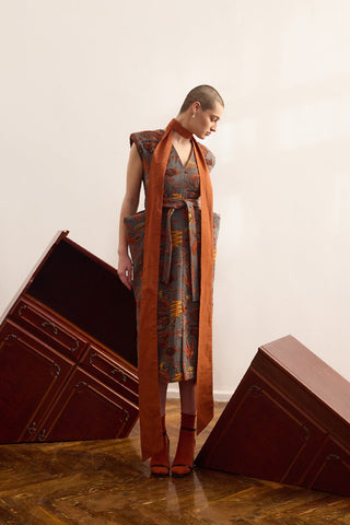 Fashion Midi Dress With Belt And Bold Shoulders Jacquard Grey - Julia Allert