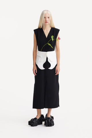 Structured Sleeveless V-Neck Dress With Waist Belt – Black , White - Julia Allert
