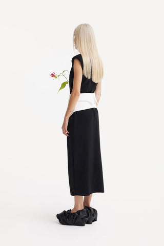 Structured Sleeveless V-Neck Dress With Waist Belt – Black , White - Julia Allert