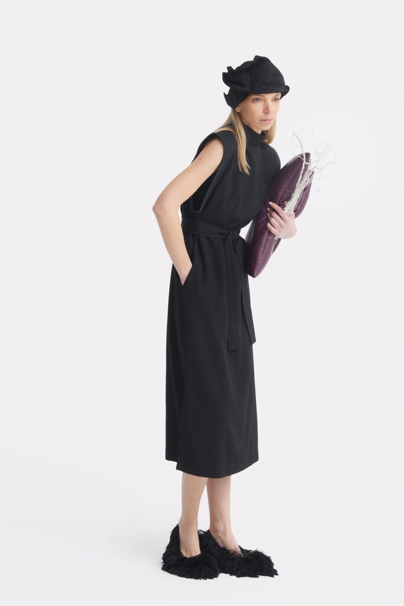 straight black dress Hand Pleated Column The classic boat neckline and sleeveless design are simple and elegant BLACK DRESS WITH STRAIGHT NECKLINE